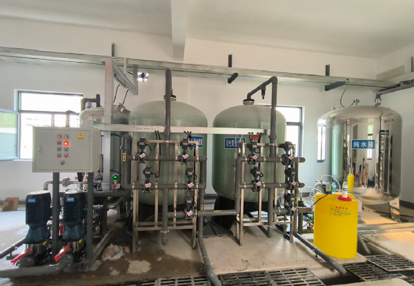 山東力諾15T反滲透設備安裝調試